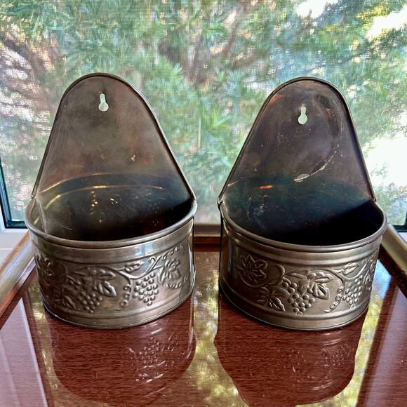 Pair of Vintage Hosley Brass Wall Planters – Embossed Grapevine Design - Picture 8 of 14